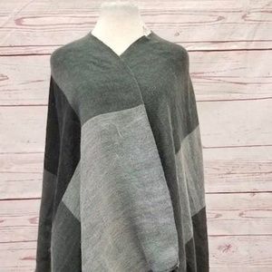 COPY - Lucky Brand Los Angeles Gray Plaid Shawl Woman's One Size NWT